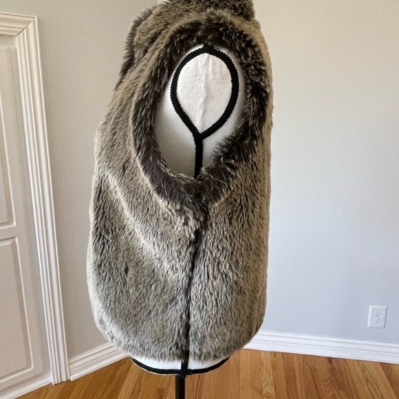 Outdoor Edition by Parkhurst faux fur vest in a size S/P mob wife fur brown - Picture 6 of 15